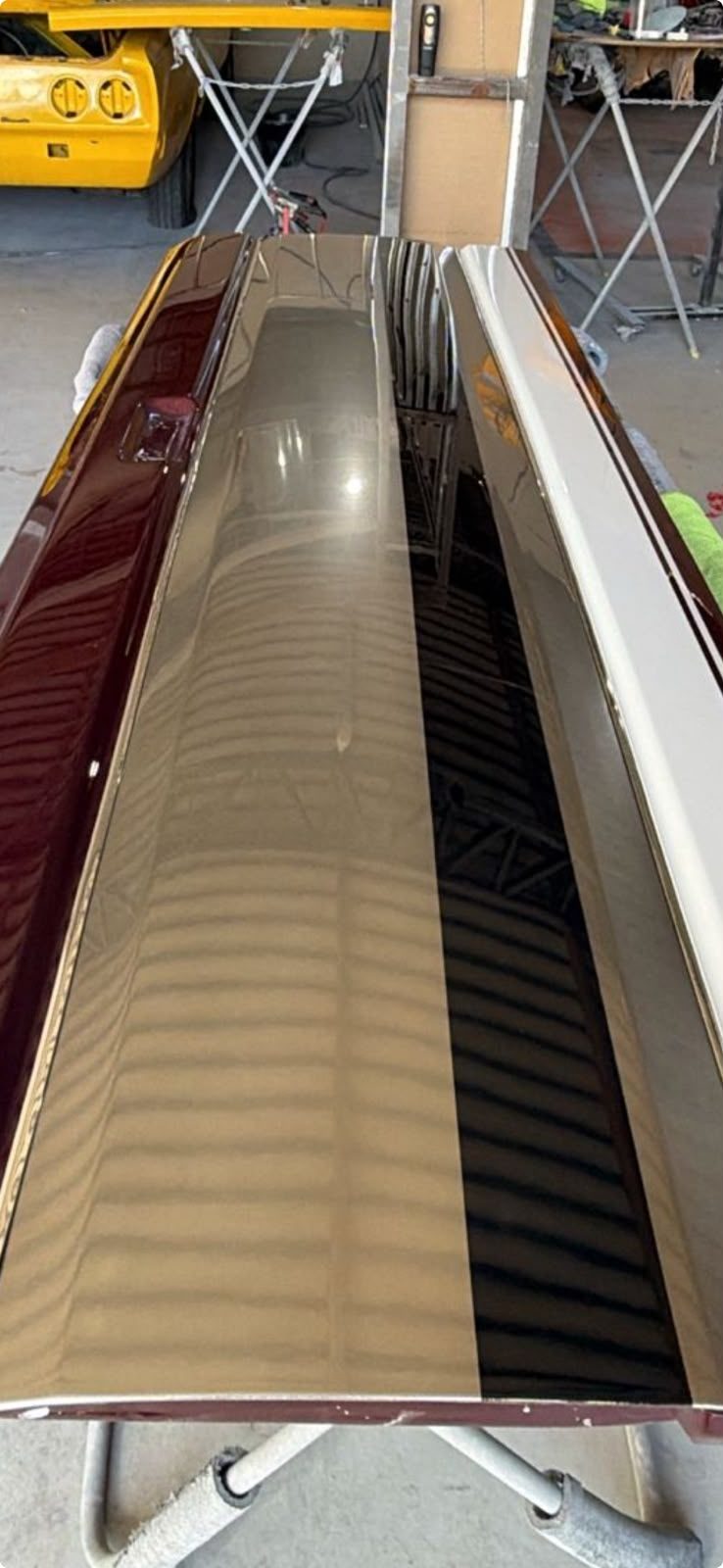 Tampa traseira recém-pintada e envernizada: vinho, faixa central e branco