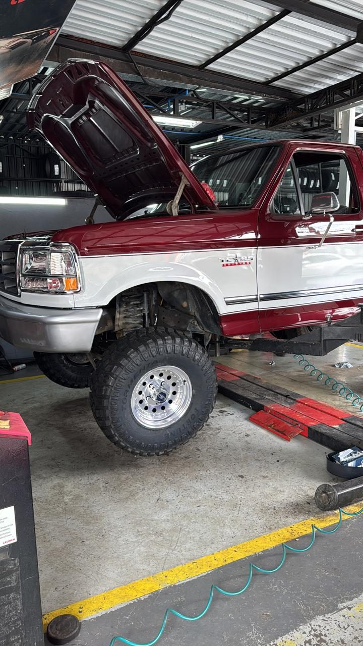 F-1000 na oficina com a suspensão dianteira e o lift à mostra