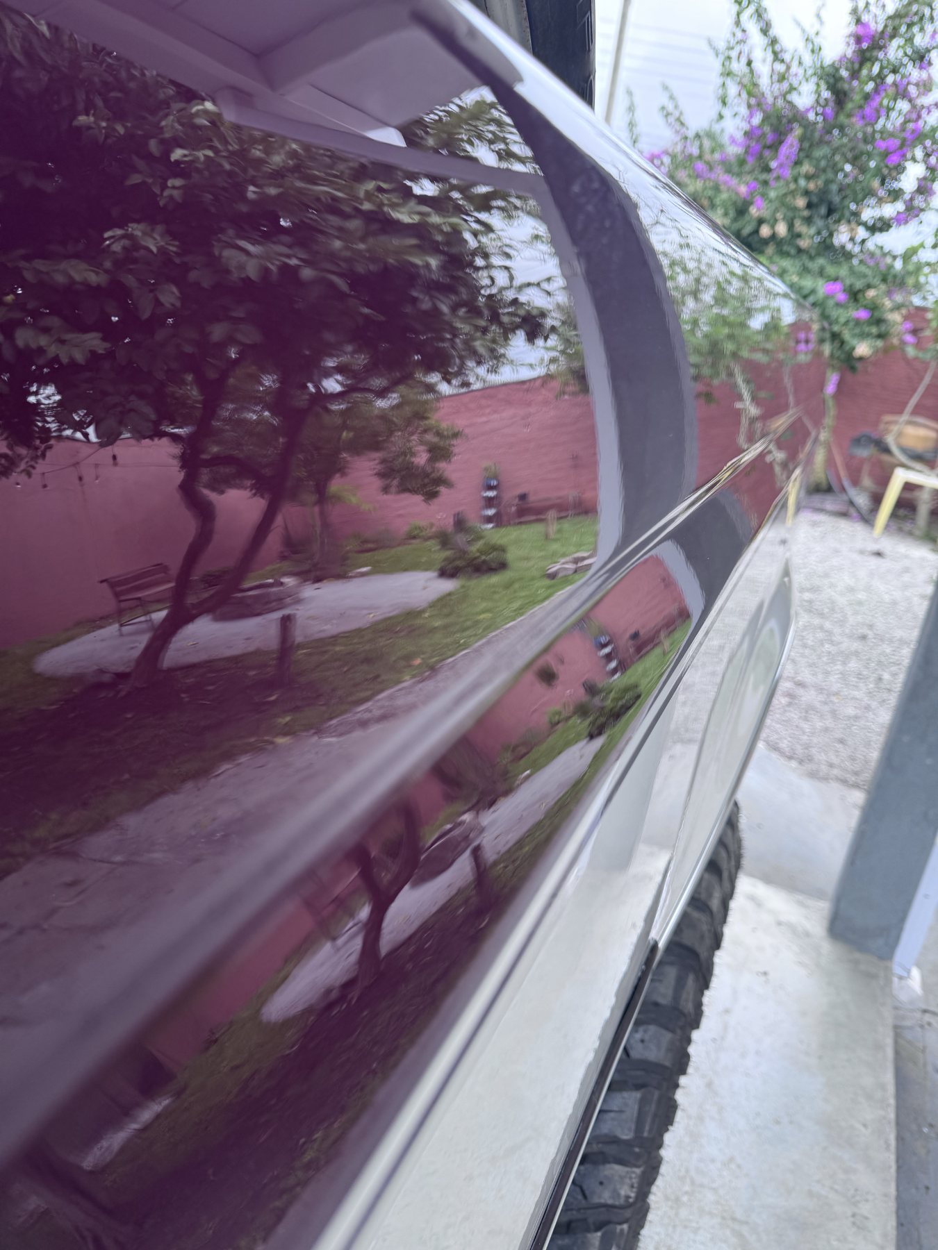 Reflexo na pintura vinho