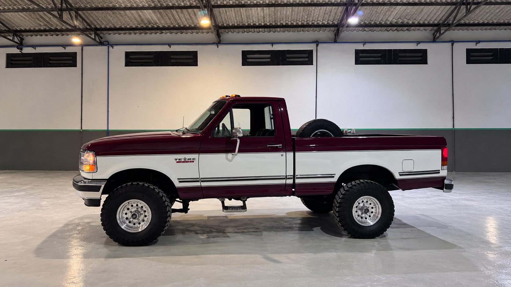 A F-1000 hoje, perfil lateral em vinho e branco